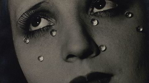 Ikon. Man Rays «Glass Tears» fra 1932 er blant utstillingens hovedverk. At ikke Tate-institusjonen begynte å samle fotografi systematisk før så sent som i 2009, gjør at samlingen er tynn når det gjelder modernistiske klassikere. Elton Johns samling er derfor et særlig relevant bidrag.