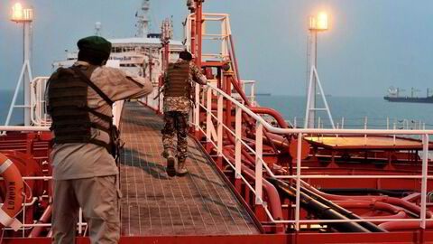 Bilde fra Hormuzstredet i 2019, der det britiske tankskipet Stena Impero undersøkes av to væpnede medlemmer den iranske Revolusjonsgarden.