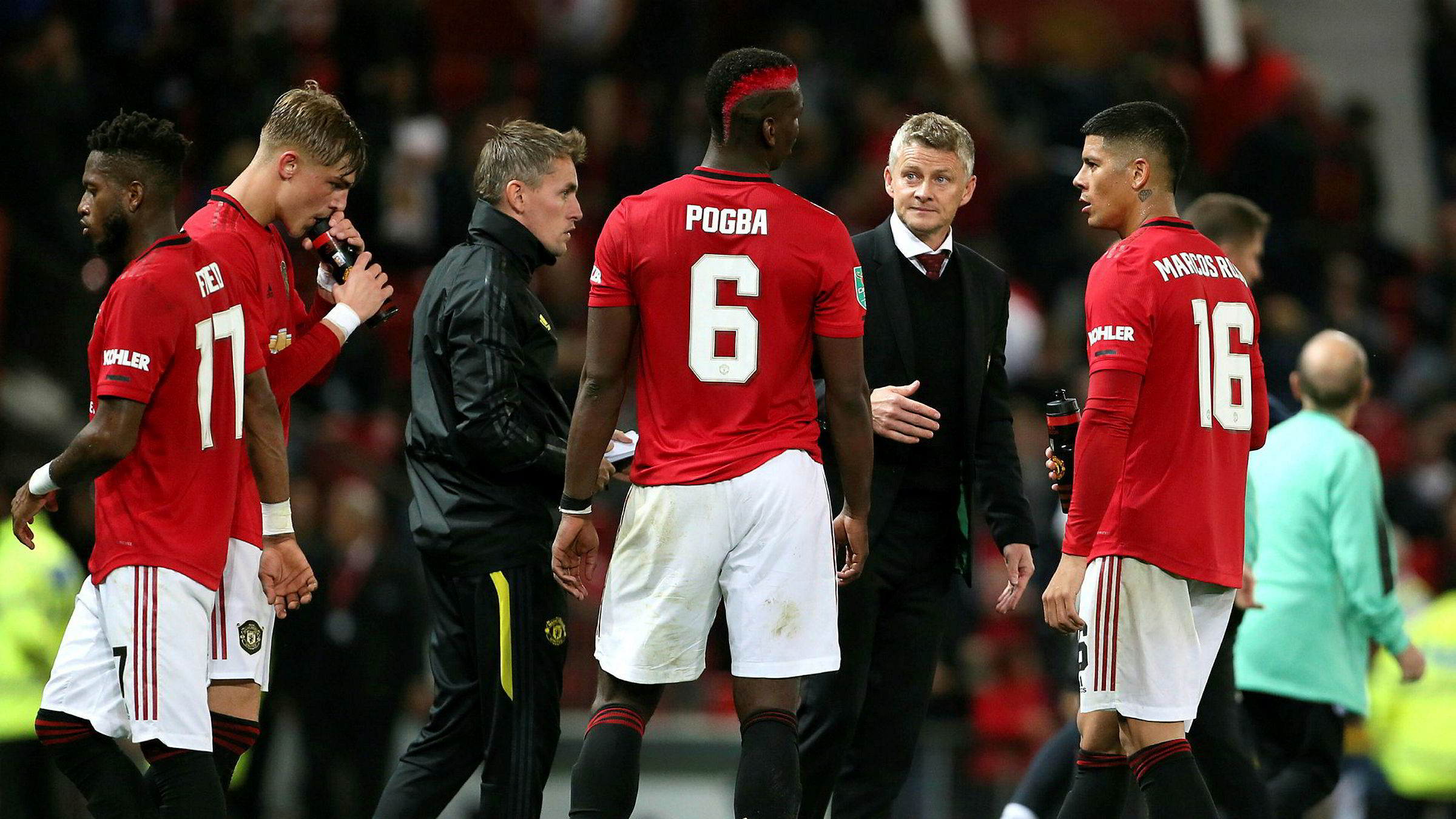 Manchester Uniteds Paul Pogba (6) og manager Ole Gunnar Solskjær diskuterer en straffesituasjon på hjemmearenaen Old Trafford, september 2019.
