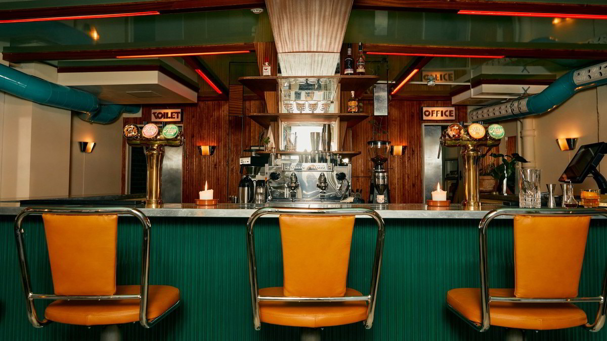 Baren og kafeen Coffee & Cigarettes på åpner dørene. (+) DN