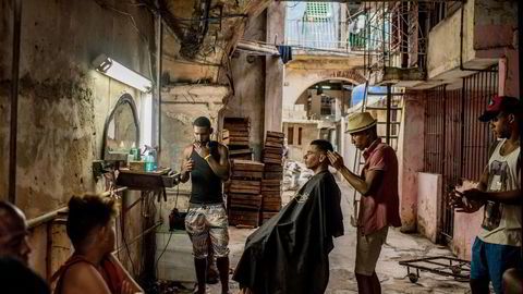 Gjennomsnittslønnen på Cuba er ifølge offisiell statistikk i dag 879 pesos, i underkant av 300 kroner. Dette bildet fra Havanna av fotograf Tomas Munita, The New York Times vant førsteprisen i kategorien "dagligliv" i fotokonkurransen World Press Photo.
