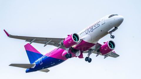Et fly fra Wizz Air tar av fra Oslo lufthavn Gardermoen. Nå har over 200 tillitsvalgte i LO-foreninger undertegnet et opprop der de ber norske myndigheter stoppe selskapets virksomhet i Norge.