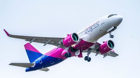Et fly fra Wizz Air tar av fra Oslo lufthavn Gardermoen. Nå har over 200 tillitsvalgte i LO-foreninger undertegnet et opprop der de ber norske myndigheter stoppe selskapets virksomhet i Norge.