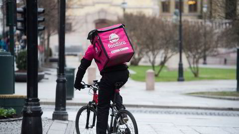 Et sykkelbud fra Foodora avbildet i Oslo ved en tidligere anledning.