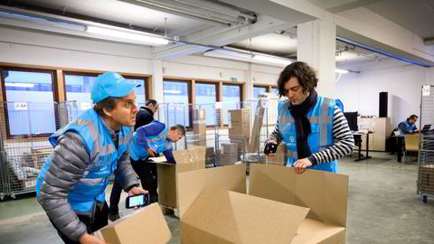 Porterbuddy er en utfordrer til de store transportørene Bring og PostNord. Her sorterer gründer Tord Störtebecker og medarbeider Andrew Vance pakker før utkjøring fra logistikksenteret på Ryen.