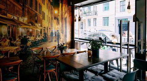 Vestkant. Vineria Ventidue ligger på et rolig gatehjørne på Frogner. Gaten på veggbildet er imidlertid i Italia.