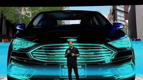 Ford-sjef Jim Farley snakker på bilmessen i Las Vegas i helgen der han la frem Fords satsing på elbiler de kommende årene.