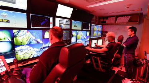 3. april i år sluttet datasystemene i kontrollrommet til en landstasjon utenfor Bø i Vesterålen å motta informasjon. Noe var skjedd med det gigantisk nettverket av fiber- og strømkabler på havbunnen. Hele systemet gikk i svart.