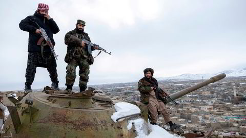 Taliban-soldater poserer nå høyst velvillig på fotografier, her på en forlatt gammel sovjetisk stridsvogn over Ghazni – byen de gjenvant makten over for et halvt års tid siden. Sånn sett har de forandret seg. Men vil seierherrene også åpne for kvinners utdannelse, for en human omgang med landets minoriteter? Først må landet overleve vinter og sultkatastrofe.