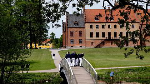 Herlufsholm skole og Næstved by skilles av elven Susåen. Da Herlufsholm feiret 450 år i 2015, fikk skolen en bro i gave av byens befolkning. Skolens område og park er åpen for alle. Sånn var det ikke før i tiden. Elevene du ser her går i tredje klasse på videregående, det er bare de eldste som får lov å gå i hvite bukser.