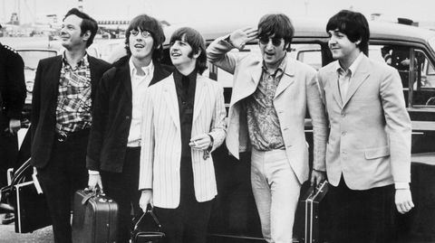 Manager Brian Epstein (til venstre) sammen med The Beatles, som han forelsket seg i og gjorde til verdens største stjerner.