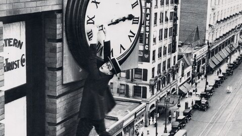 Klokketro. Et liv i utakt med din indre klokke er forbundet med helseplager. Her er Harold Lloyd en drøy time for tidlig ute med styrketrening i «Høiere og høiere» (1923).