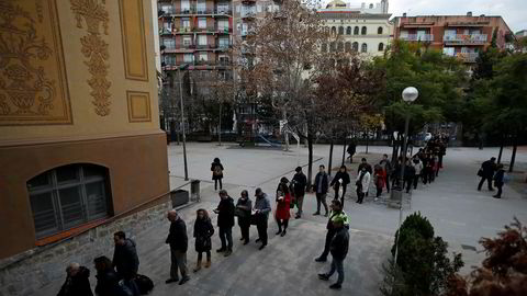 Det var lange køer utenfor flere valglokaler i Barcelona torsdag. Foto: Emilio Morenatti / AP / NTB scanpix