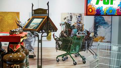 Sammenstillinger. Til koblingene i «Visuelle nabolag» hører kunstneren Ida Ekblads skrotfylte handlevogner og den tyske designeren Frank Schreiners «Consumer's Rest»-objekt – begge er del av installasjonen «Kunst og konsum».