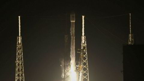 The SpaceX Falcon 9 tok av fra Cape Canaveral Air Force Station søndag. Oppskytingen var en suksess, men raketten kom ikke i bane slik den skulle.