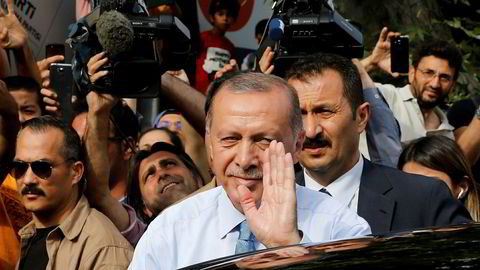 Tyrkias president Recep Tayyip Erdogan vinker til sine tilhengere utenfor boligen hans i Istanbul søndag.