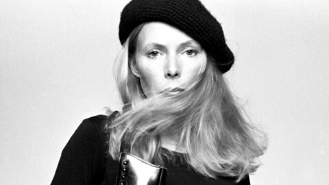 Joni Mitchell med skøyter i 1976, et fremkomstmiddel som dukket opp flere ganger i den rastløse kunstnerens karriere.