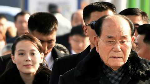 Nord-Koreas Kim Yong Nam ankommer flyplassen i Seoul i Sør-Korea sammen med Kim Yo Jong, den nordkoreanske lederen Kim Jong Uns søster.