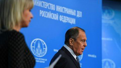 Russlands utenriksminister Sergej Lavrov kom med besk kritikk mot USA på sin årlige pressekonferanse om landets utenrikspolitikk i Moskva mandag. Til venstre det russske utenriksdepartementets talskvinne Maria Zakharova.
