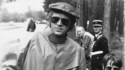 Tøff. Skuespilleren Steve McQueen i en elegant hybrid mellom parkas og regnfrakk, med sønnen Chad, under innspillingen av filmen «Le Mans» i 1971. Sixpencen beskytter jo også mot regnet, men en bøttehatt i vinyl er kanskje å foretrekke.