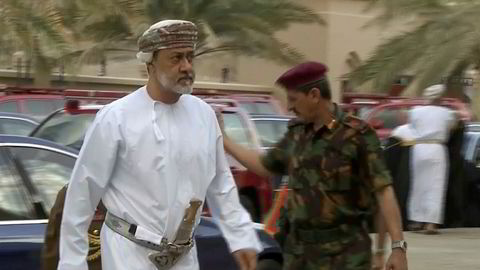 Omans nye sultan Haitham bin Tariq ankommer begravelsen til sin forgjenger og fetter sultan Qaboos i Muscat.