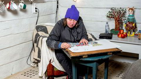 Privat kunstner. Ann-Mari Erichsen (46) er en av Norges fremste outsider art-kunstnere. I fjor stilte hun ut på både Kunstnernes Hus i Oslo og Trafo Kunsthall i Asker. Erichsen så ingen av utstillingene. Hun vil helst jobbe i ro og fred i Bergen – enten hjemme på kjøkkenet eller, som her, i atelieret til venn og kunstner Heidi Drejer.