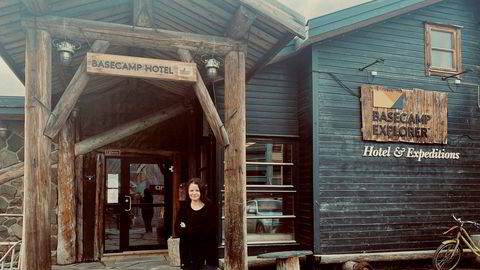 Renate Pedersen, daglig leder på Basecamp Hotel i Longyearbyen, stenger dørene over helgen. Det gjør også flere av de andre overnattingsbedriftene som følge av kraftig inntektssvikt.