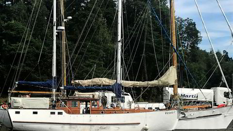 Mens Frederic Hauge soler seg på dekket på sin nyinnkjøpte båt «Victoria II», ligger Bellona-båten bak og bunkrer diesel ved Kilingen i Oslo. Fredag seiler «Kallinika» sørover for å drive miljøkamp under Arendalsuka.