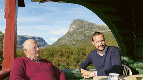 Kong Harald og kronprins Haakon på hytta. I boken «Kongen forteller» av Harald Stanghelle uttrykker kongen sin bekymring for medieutviklingen.