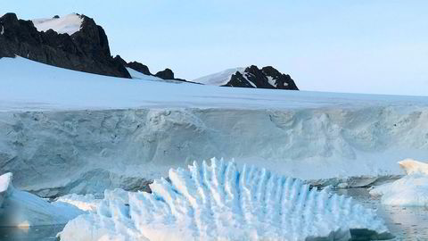 Iskappen som dekker Antarktis, smelter raskere enn det forskerne har antatt. Foto: AP / NTB scanpix