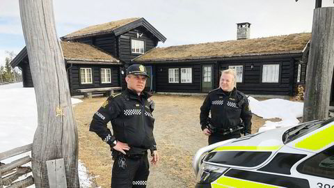 En lokal politipatrulje var en kort periode på plass på hytta til Tom Hagen på Kvitfjell i april.