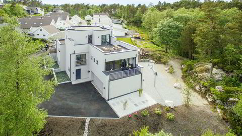 Dj og musikkprodusent Alan Walker kjøpte denne funkisvillaen for 9,5 millioner kroner på Hjellestad i Bergen. Legg merke til den private basketballbanen på høyre side av huset.