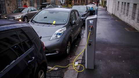Elbiler har dyre enkeltkomponenter, som batteripakker, som ved kun mindre skader kan resultere i full erstatning på hele bilen og at bilen skrotes, skriver konsernsjefene i Gjensidige og Fremtind.