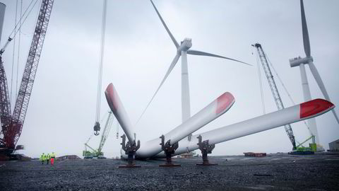 Mest mulig av vindkraften som produseres på norsk sokkel, bør sendes til Norge, skriver Finn Jebsen. Her, Equinors havvindmøller under montering på Stord.