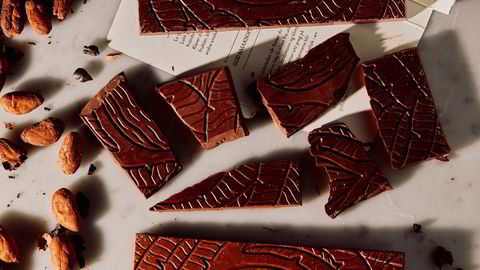 Bønnehørt. Designen på sjokoladeplaten viser en kakaofrukt. Gründer Vigdis Rosenkilde har et nært forhold til kakaobønnene og -bøndene hun samarbeider med i Peru.