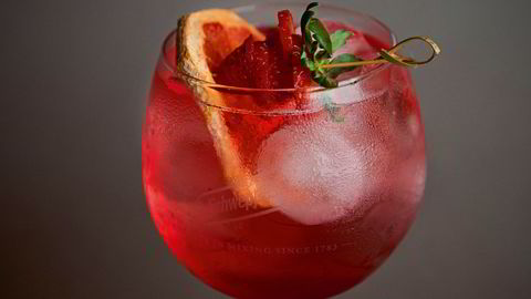 Fruktig og klassisk. Klassiske drinker med få komponenter og fruktig smak blir årets vinnere i cocktail-barene. Her jordbærinfusert gin medmandarin-tonic fra Xix Bar i Barcelona.
