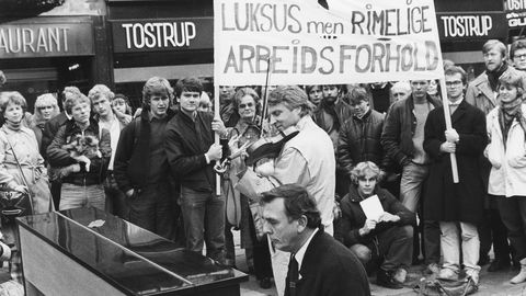 Pianist Kaare Ørnung og daværende NMH-professor Arve Tellefsen inviterte 19. oktober 1983 til demonstrasjon og konsert utenfor Stortinget for å rette oppmerksomheten rundt skolens behov for eget bygg. Norges musikkhøgskoles første hus på Majorstuen ble innviet i 1989.