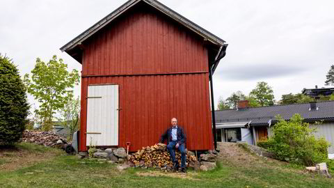 Lars Haugerud og kona var i ferd med å selge eiendommen på Hellerud til en utbygger, men så ble det innført midlertidig byggeforbud og kjøperne forsvant. – Våre sparepenger er blitt borte over natten, sier Lars Haugerud.