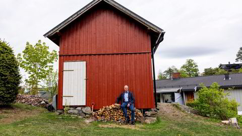Lars Haugerud og kona var i ferd med å selge eiendommen på Hellerud til en utbygger, men så ble det innført midlertidig byggeforbud og kjøperne forsvant. – Våre sparepenger er blitt borte over natten, sier Lars Haugerud.