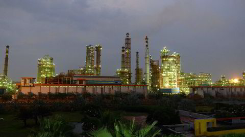 Rosneft kjøpte for noen år siden indiske Essar Oil for over 120 milliarder kroner, inkludert dette raffineriet i Vadinar nordvest i India.
