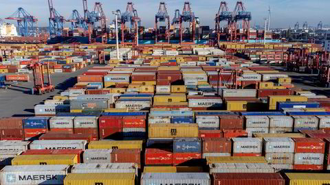 Tyske myndigheter har gitt tillatelse for at det kinesiske selskapet COSCO kan kjøpe en minoritetsandel i landets største containerhavn i Hamburg. Det er frykt for at dette utgjør en sikkerhetsrisiko.