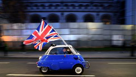 En lykkelig brite feiret med sin egen flaggkortesje foran Parlamentet i London dagen da Storbritannia formelt gikk ut av EU, den 31. januar 2020.
