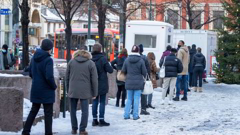 Det var kø foran teststasjonen på Grønland Torg i Oslo tirsdag. Nødvendig beskyttelse kan oppnås via hybridimmunitet fra både vaksine og gjennomgått sykdom, skriver artikkelforfatterne.