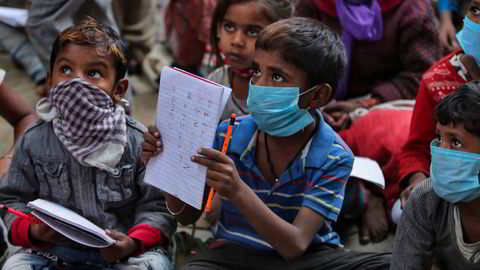 Fattige indiske barn på skolen i Jammu. Barn dør av sykdommer som lett kan kureres. I India gjelder det halvparten av barnedødeligheten, skriver artikkelforfatteren.