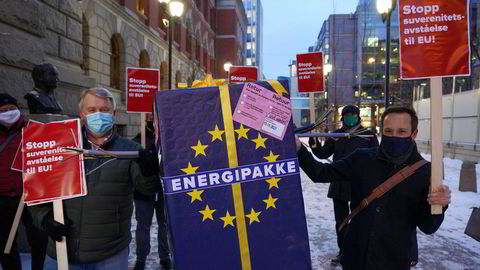 Nei til EU demonstrerer mot EUs energipakke utenfor Høyesterett i 2021. Nå kommer saken til doms.