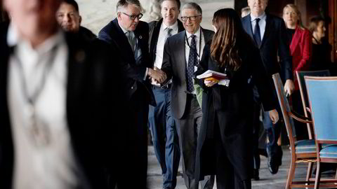 Bill Gates kommer til Oslo Energy Forum første dag i Oslo rådhus. Kommunikasjonstoppen Reidar Gjærum strekker seg frem for å håndhilse.  Han var tidligere i Equinor, men er nå rådgiver for konferansen.