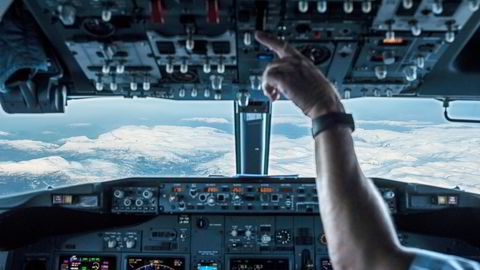 SAS-pilotene er tilbake i cockpit etter en lammende streik i sommer, og i siste liten fikk de en ekstra kontantbetaling på kjøpet. Her fra en flytur mellom Oslo og Bergen tidlig under koronapandemien.