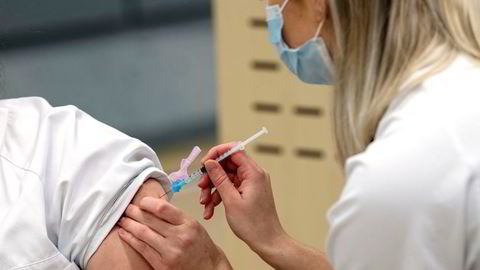 Det er fortsatt uklart om covid-vaksiner trenger justering på grunn av omikron-varianten