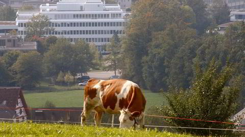 I bakgrunnen ses Glencores hovedkvarter i idylliske Baar i kantonen Zug i Sveits, som er kjent for sin lave selskapsskatt.