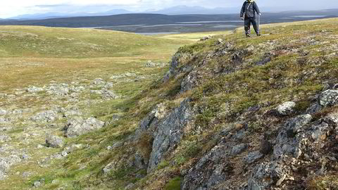 Forkastningsskrenten knyttet til jordskjelv på Finnmarksvidda er opp til syv meter høy. Foto: NGU